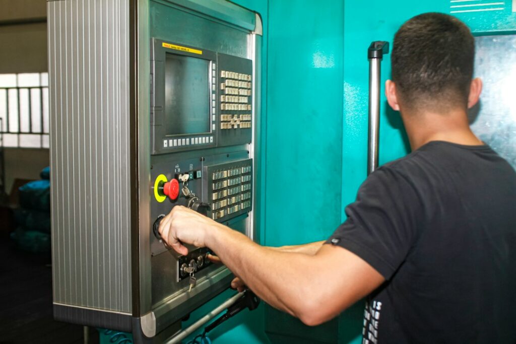 Techniker bei der Wartung einer Industriemaschine in einer Fabrikhalle